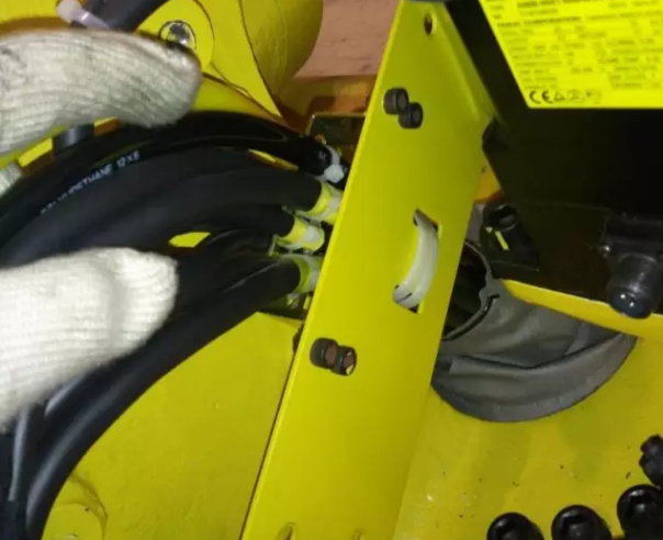 �l�ǿ�R-2000iϵ�ЙC���˱��w��|�İ��b���E4