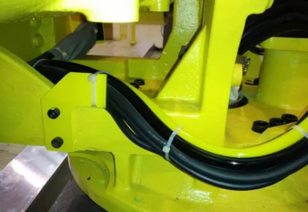 �l�ǿ�R-2000iϵ�ЙC���˱��w��|�İ��b���E6