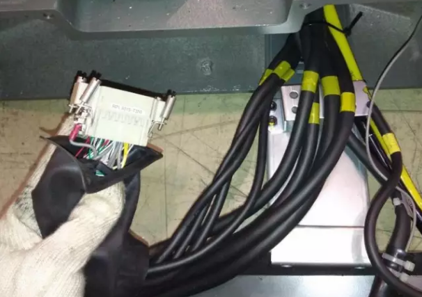 �l�ǿ�R-2000iϵ�ЙC���˱��w��|�İ��b���E8