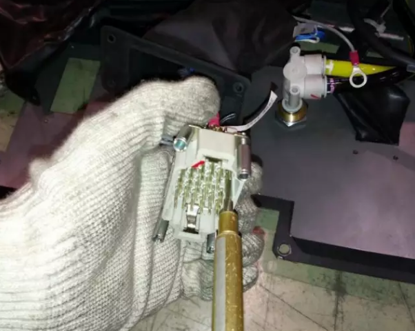 �l�ǿ�R-2000iϵ�ЙC���˱��w��|�İ��b���E9