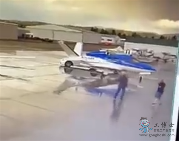 Model Y撞上私人飛機