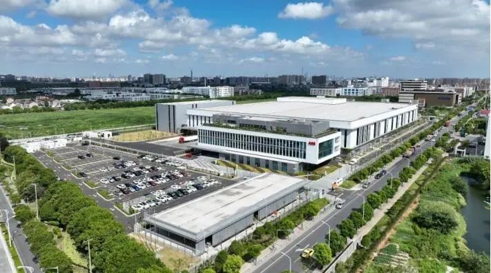 小小機器人迸發“大能量”,這家企業的全球最大“超級工廠”設在上海