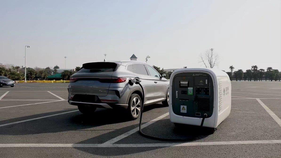 智能移動儲能充電機器人