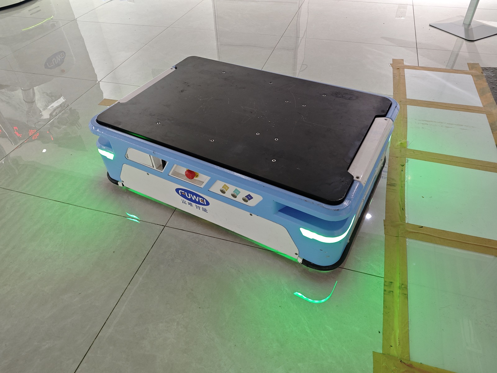 轉(zhuǎn)運(yùn)機(jī)器人實(shí)拍圖